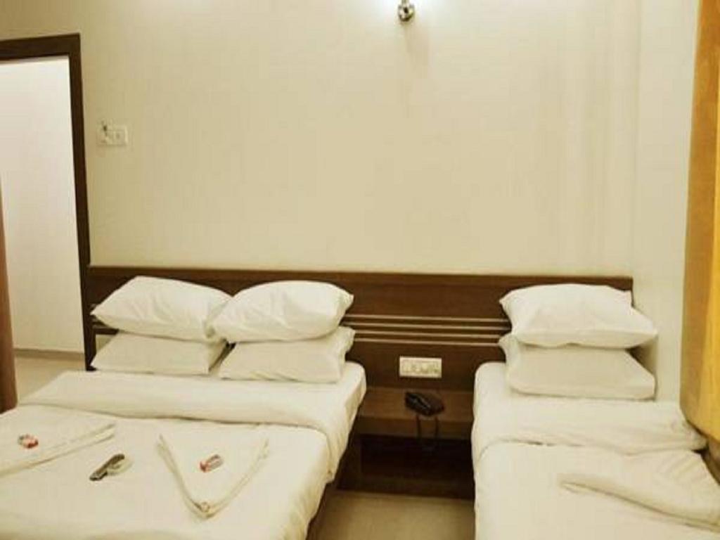 Hotel Airport Land Yeni Delhi Oda fotoğraf